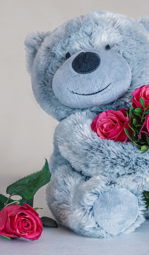 Серый медвежонок с букетом роз