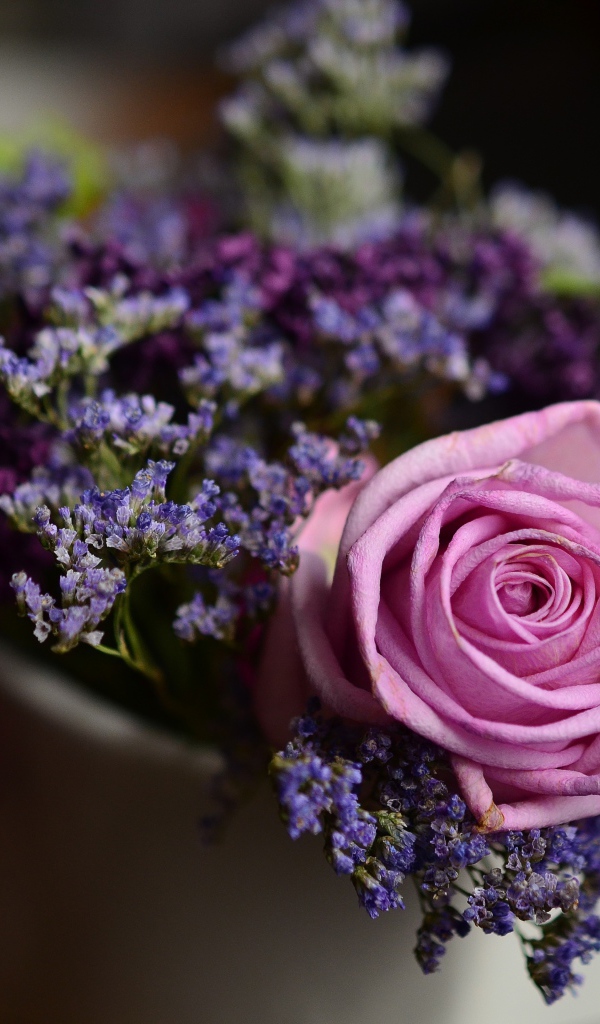 Розовая роза с синими цветами в вазе