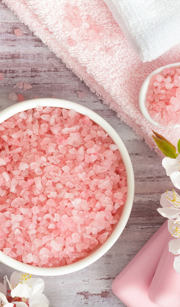 Розовая ароматная соль с цветами вишни
