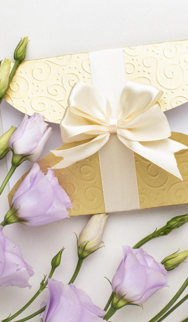 Фиолетовые цветы эустома с приглашением и обручальными кольцами