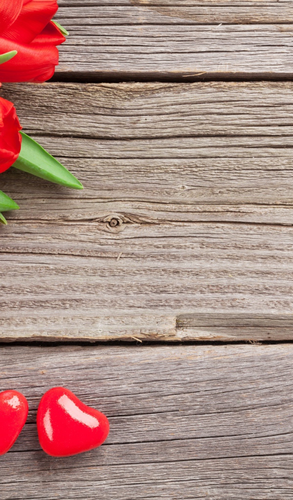 Красные тюльпаны на деревянном столе