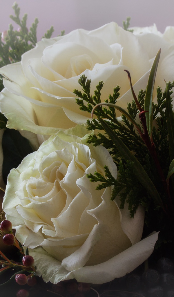 Белые розы с шариками и зелеными листьями 