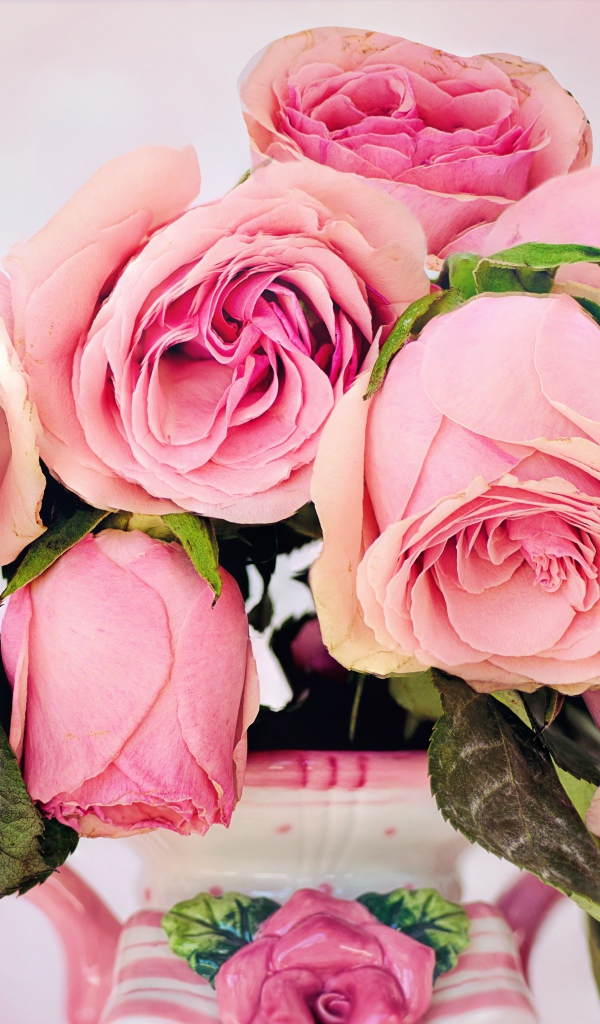 Увядшие розовые розы в вазе 