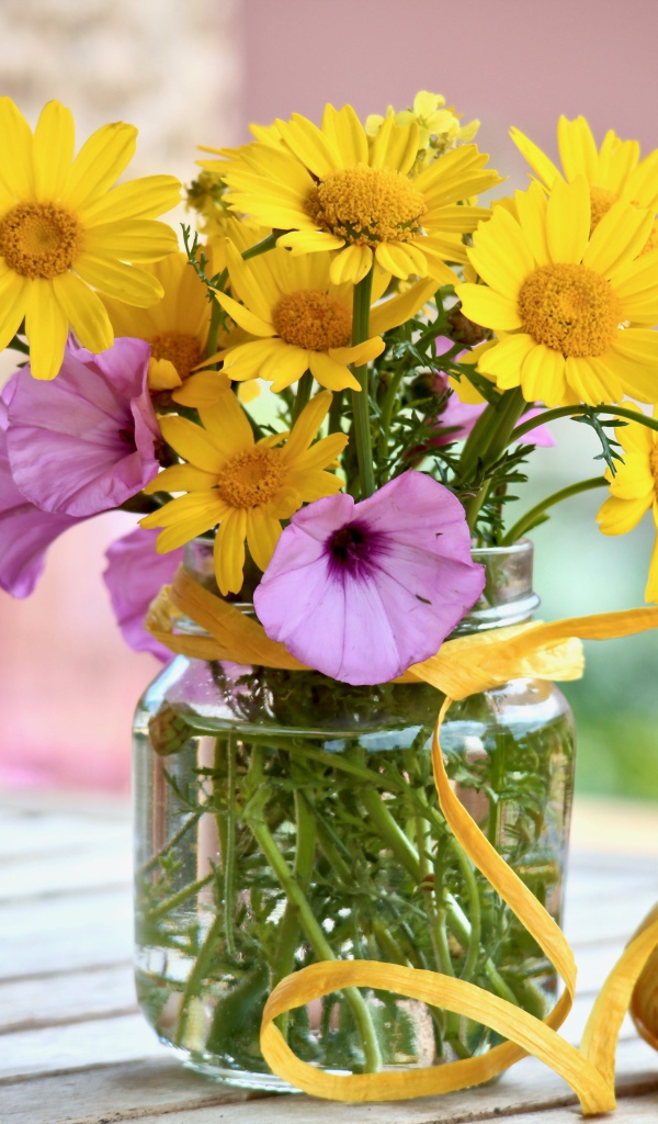 Желтые и розовые полевые цветы в вазе
