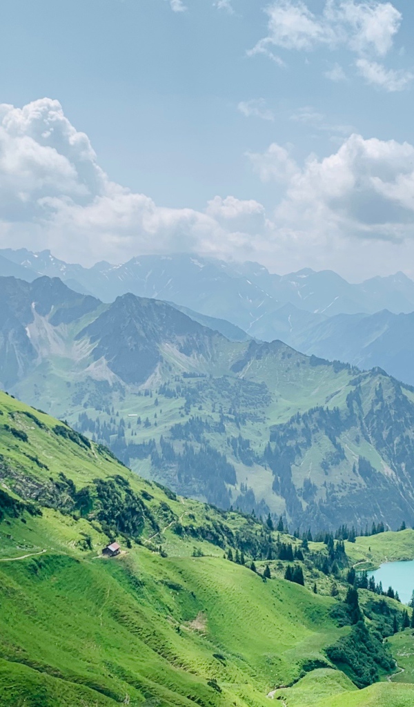 Красивый вид с высоты на покрытые зеленью горы в тумане 