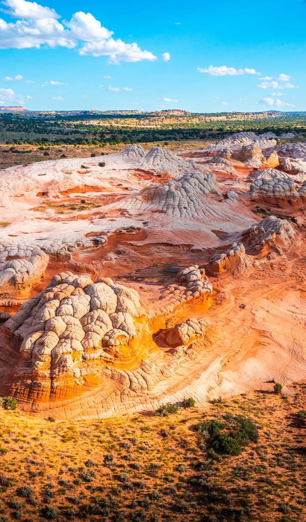Красивый вид на соляные горы под голубым небом