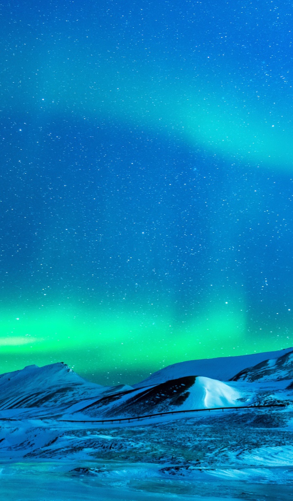 Небо с северным сиянием над заснеженными горами