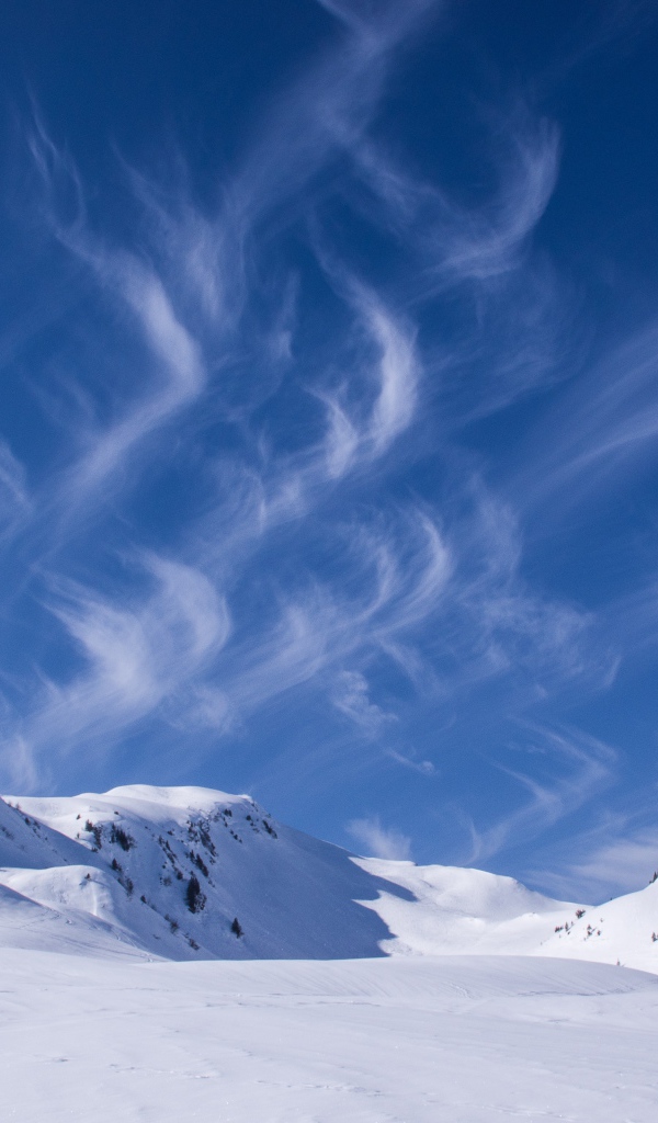 Красивое голубое небо над заснеженными горами 