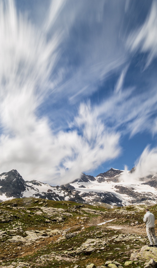 Красивое небо с белыми облаками над горой