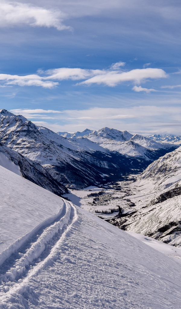 Красивые заснеженные вершины гор 