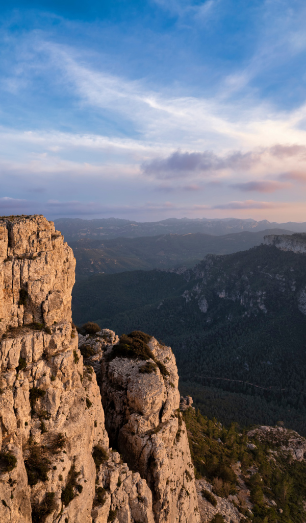 Красивый вид с высокого утеса в лучах солнца 