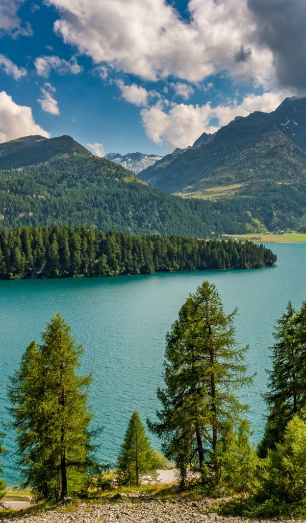 Красивый вид на горы и озеро под голубым небом