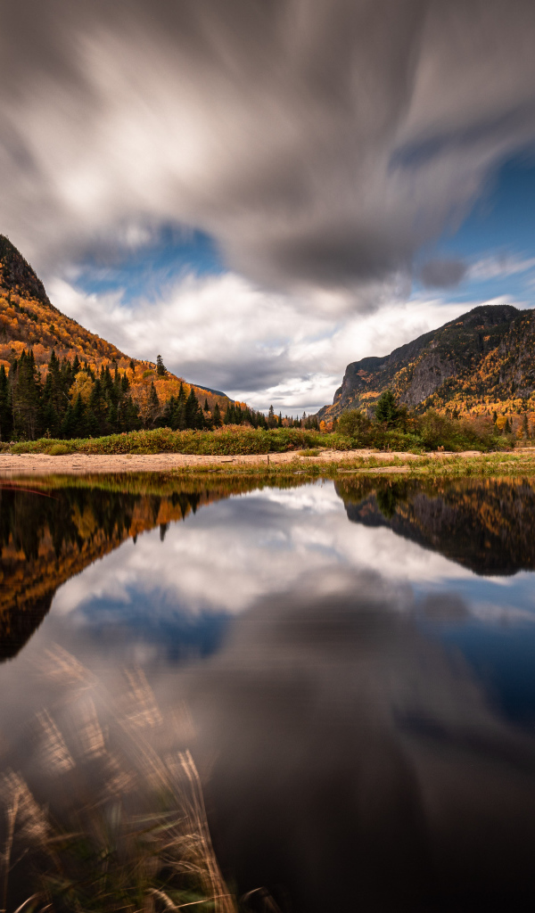 Красивый вид на горы у озера под небом 