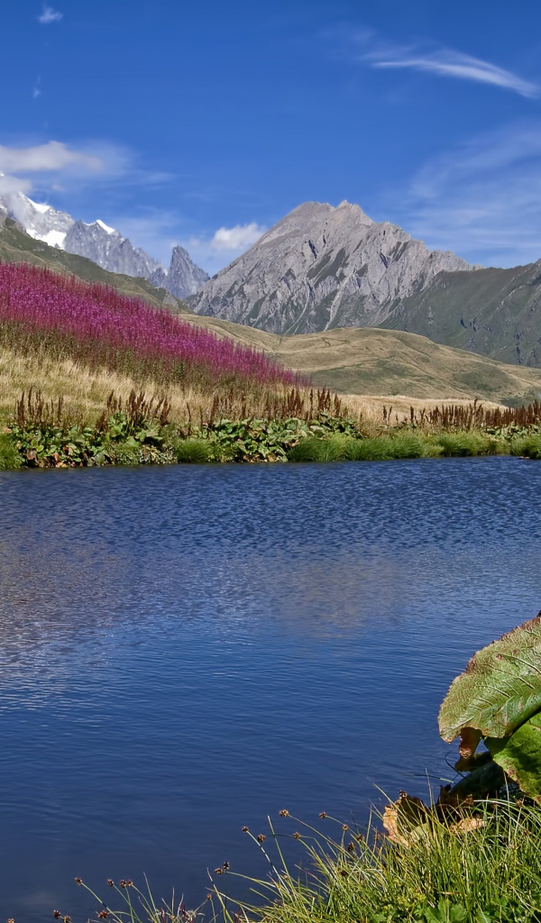 Яркое солнце над горами и озером