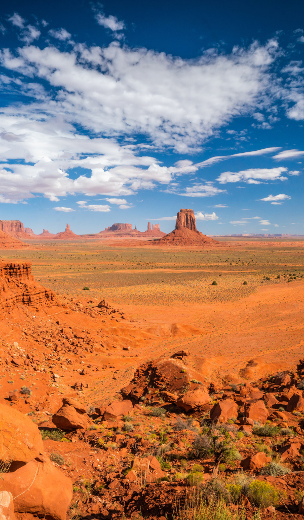 Глиняная гора под голубым небом