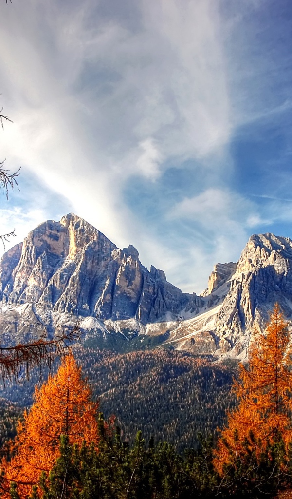 Вид на Доломитовые альпы  под голубым небом 
