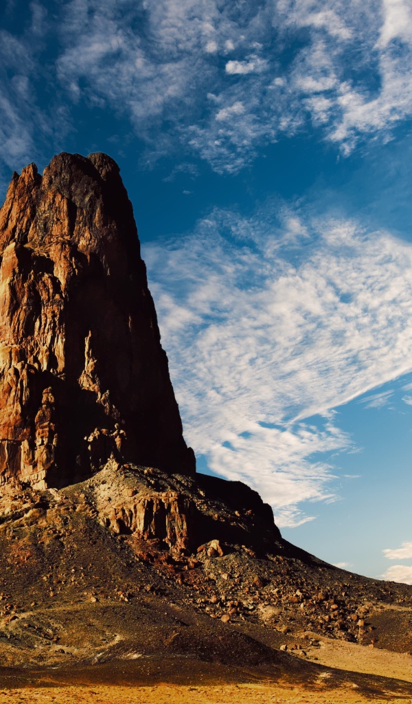 Высокая гора под красивым голубым небом