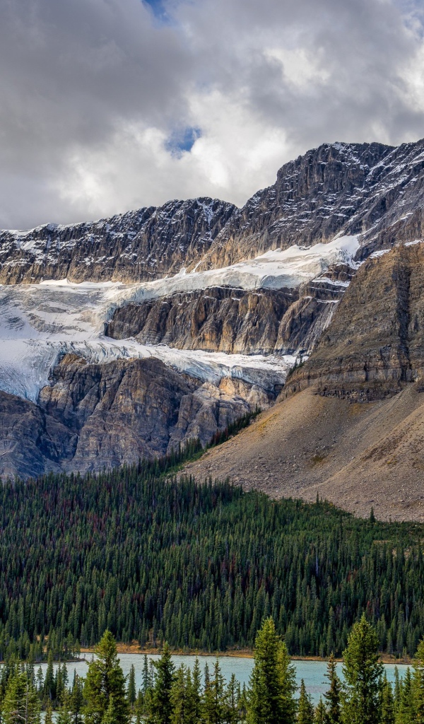 Большие каменные горы под пасмурным небом 