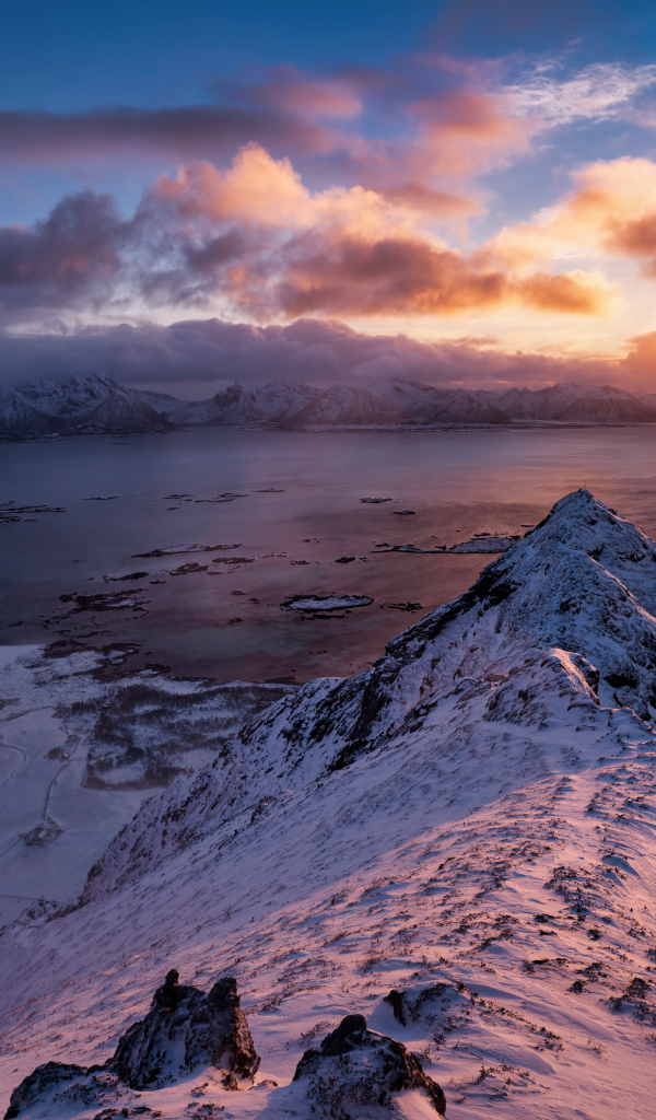 Покрытые снегом горы на закате солнца 