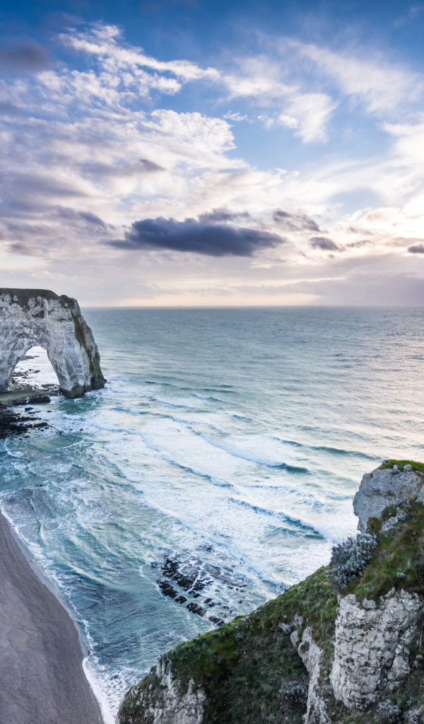 Крутые скалы на берегу океана на закате