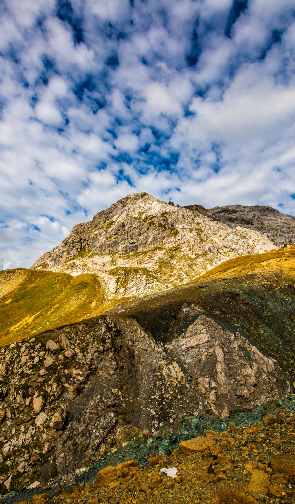 Швейцарские Альпы под голубым небом с белыми облаками