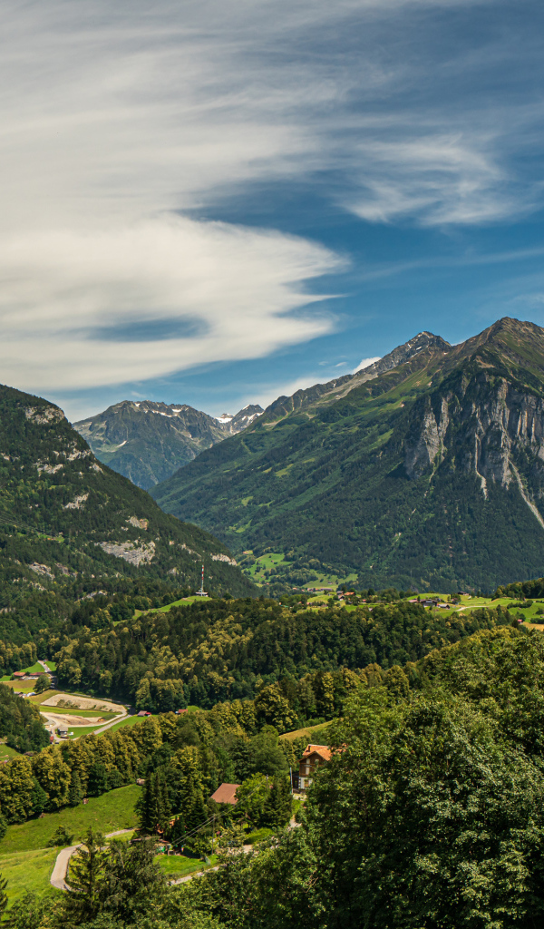 Высокие покрытые зеленью альпы под красивым небом, Швейцария 