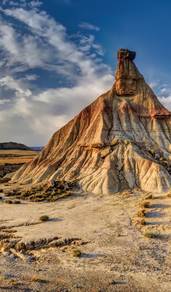 Вид на высокую гору под голубым небом