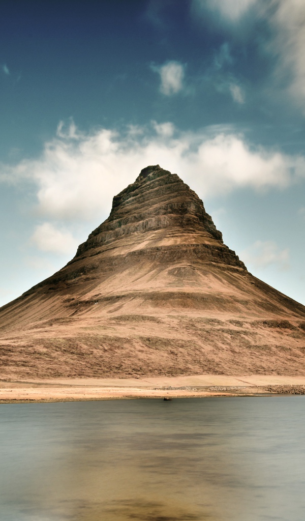 Вид на гору Киркьюфетль у озера, Исландия