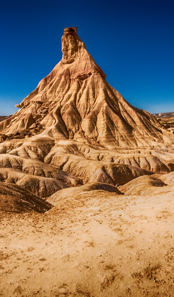 Вид на высокую гору в пустыне под голубым небом