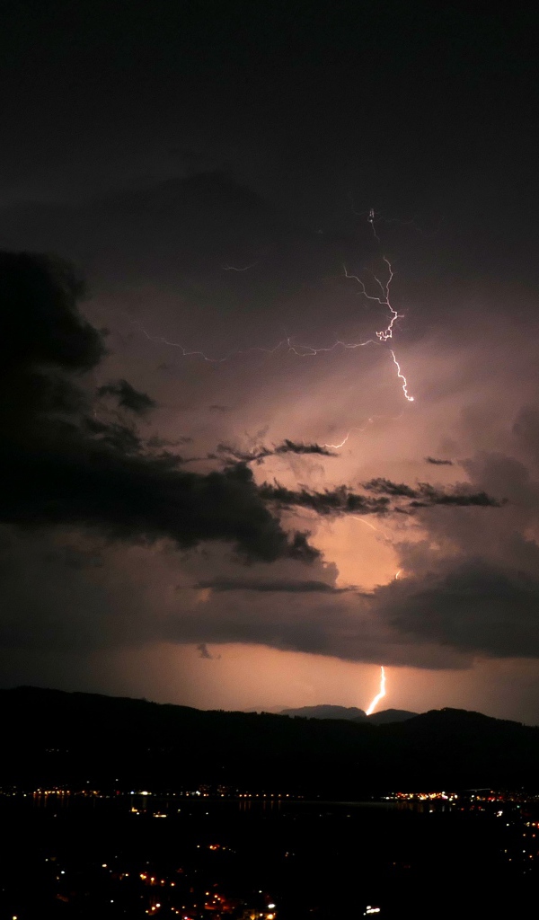 Яркое грозовое небо с молнией 