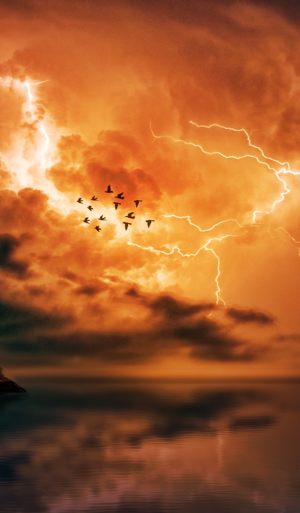 Красное грозовое небо пронзила молния