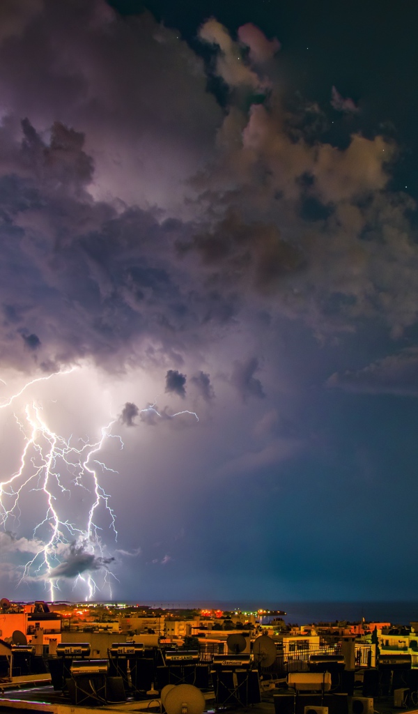 Шторм с молнией на фоне ночного города 