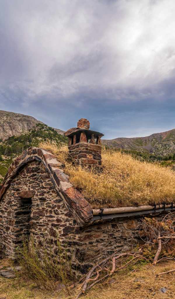 Маленький дом из камня покрыт мхом