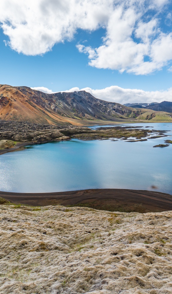 Живописное место у горного озера под красивым небом 