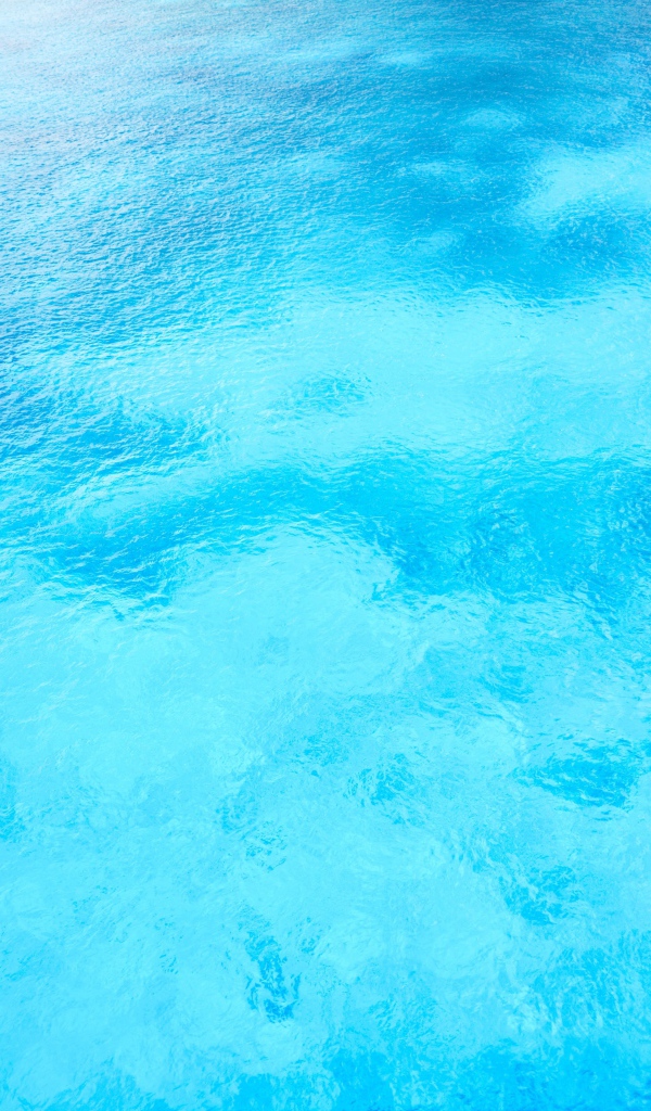 Чистая спокойная голубая вода в океане 