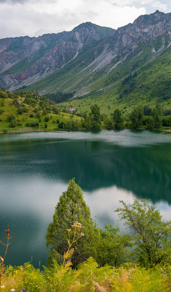 Глубокое холодное озеро в горах 