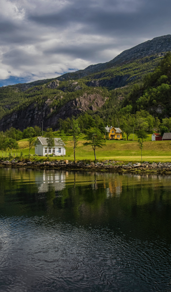 Глубокая река у высокой горы