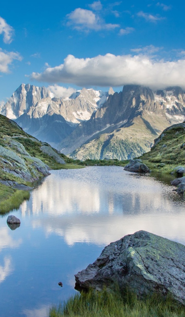 Озеро у больших горных массивов 