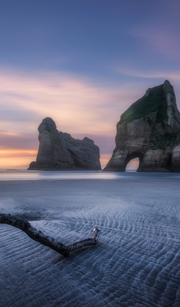 Скалы посреди заледеневшего озера