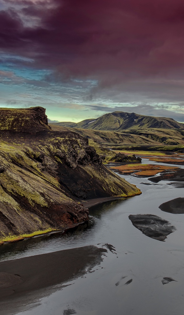 Неглубокая река среди зеленых гор