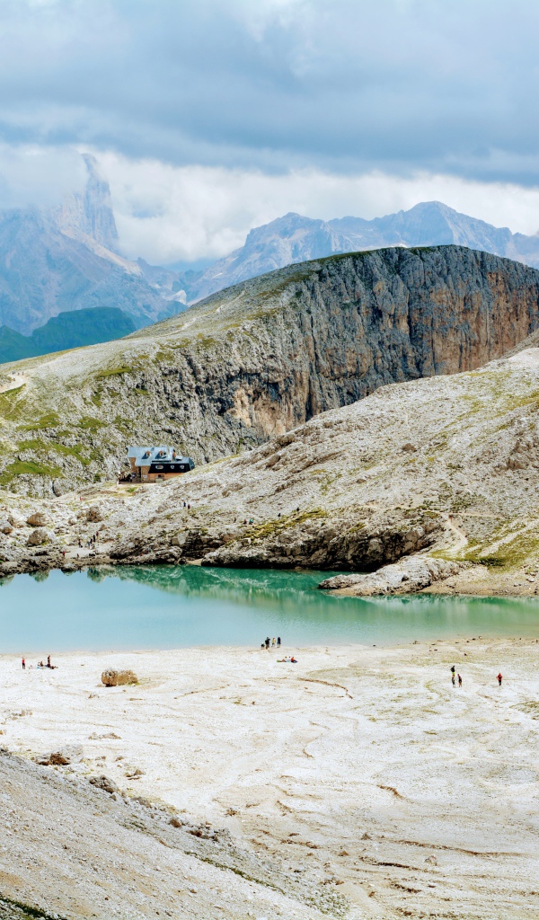 Маленькое голубое озеро в горах