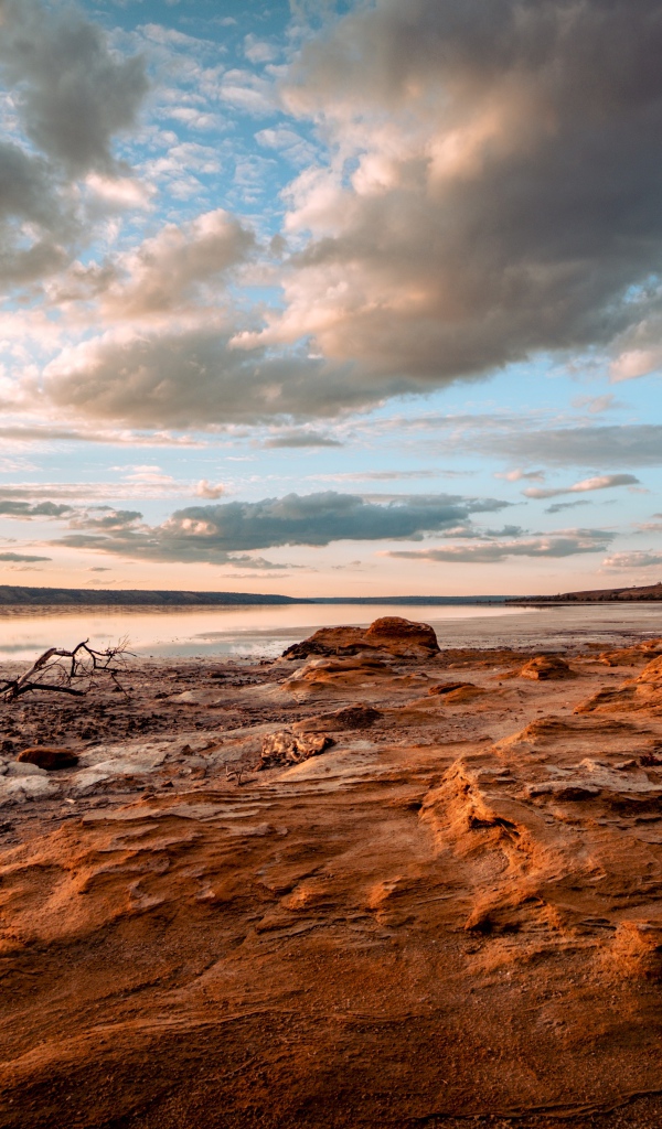 Каменный берег у реки под низким небом