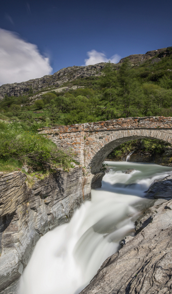 Каменный мост над рекой в горах 