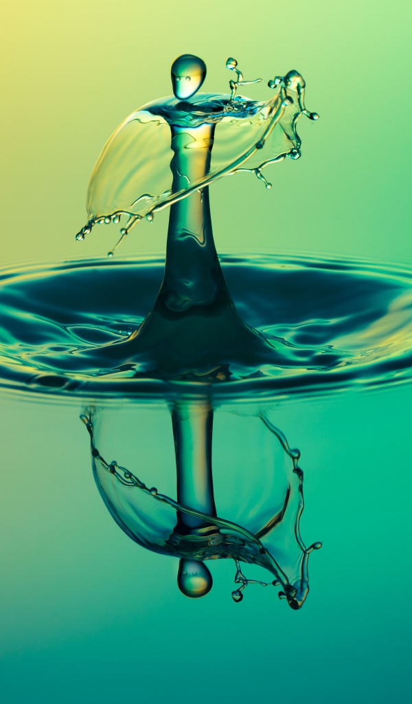 След от капли воды отражается в голубой поверхности 