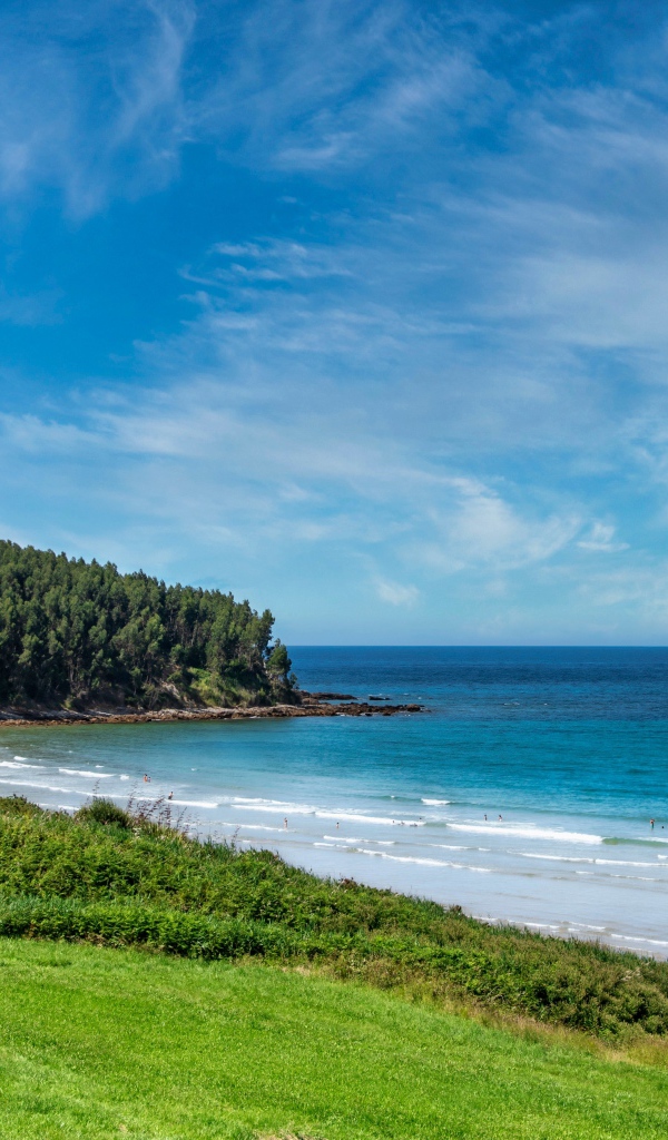 Красивое голубое небо с белыми облаками над морем 