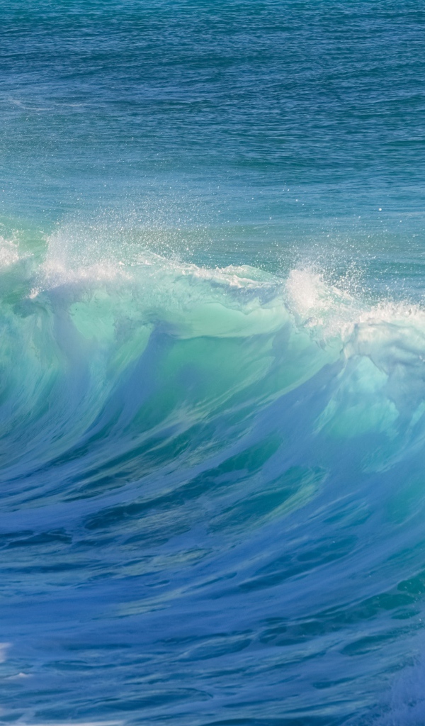 Красивые голубые волны с белой пеной в море 