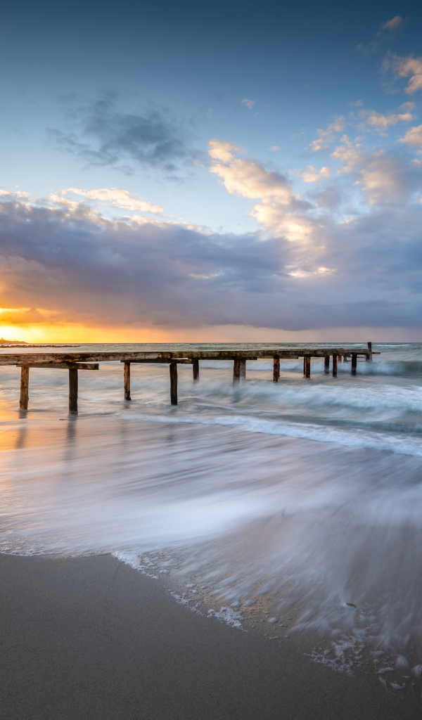 Красивые спокойные морские волны на закате