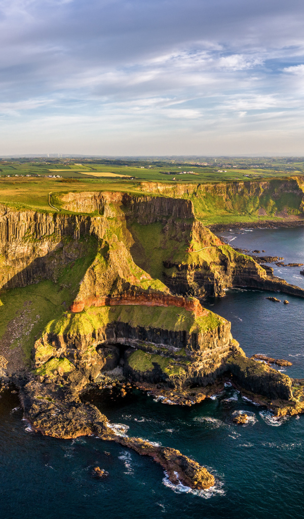 Красивый вид на зеленый утес у моря, Великобритания