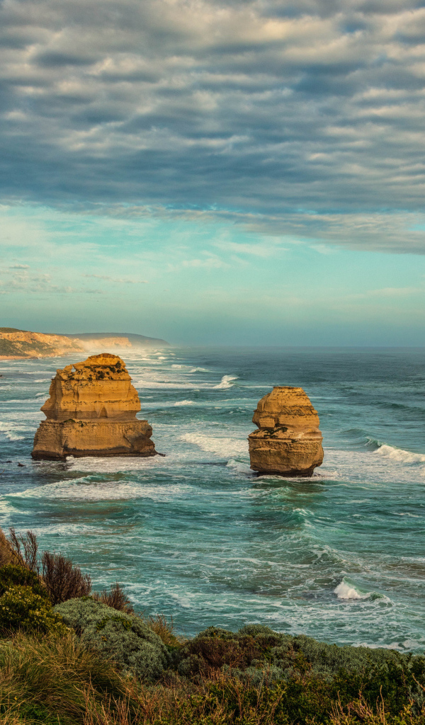 Красивый вид на скалистую береговую линию океана