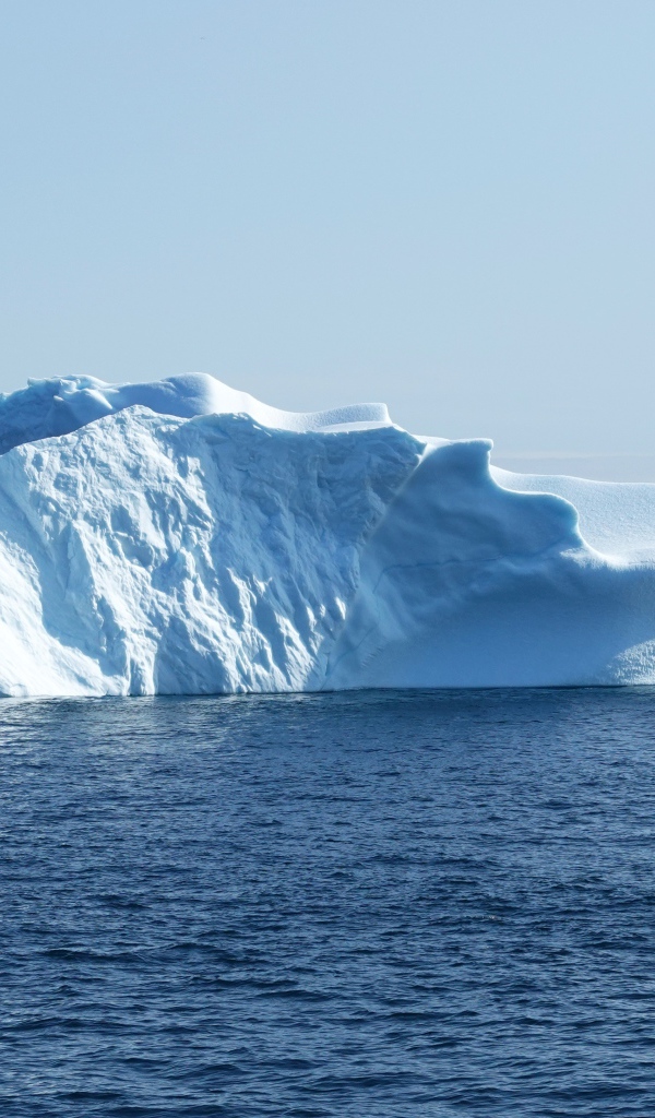 Большой айсберг в тихом холодном море 